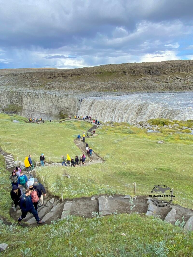 Camino para bajar a Dettifoss, Islandia.