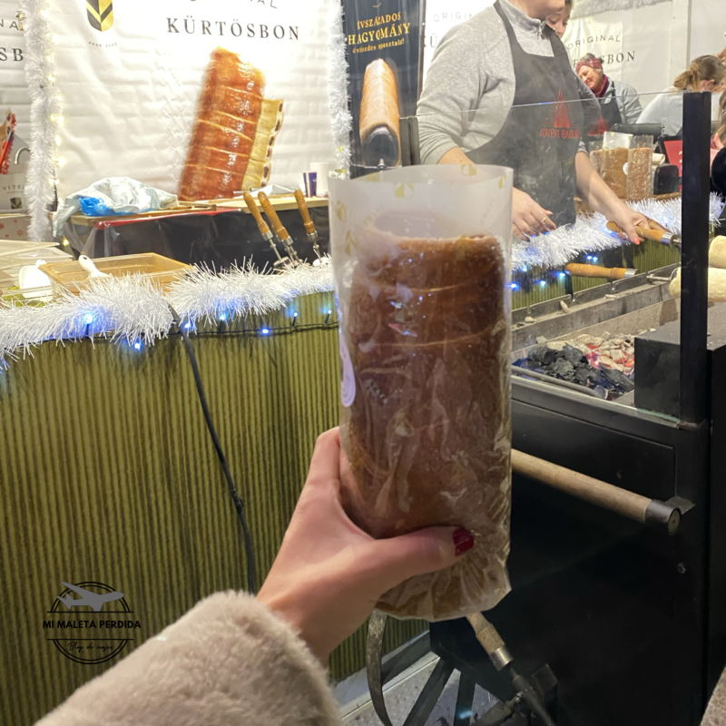 Kürtőskalács (Pastel chimenea)en un mercado de Navidad. Budapest.