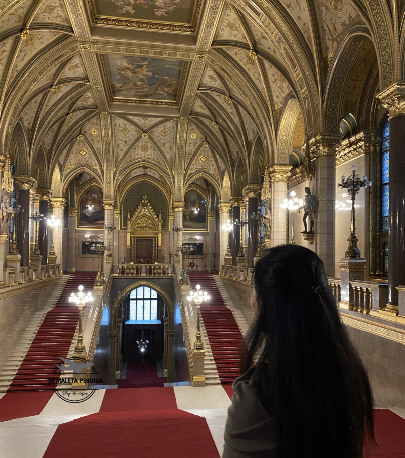 Frenta la Gran Escalera del Parlamento de Budapest.