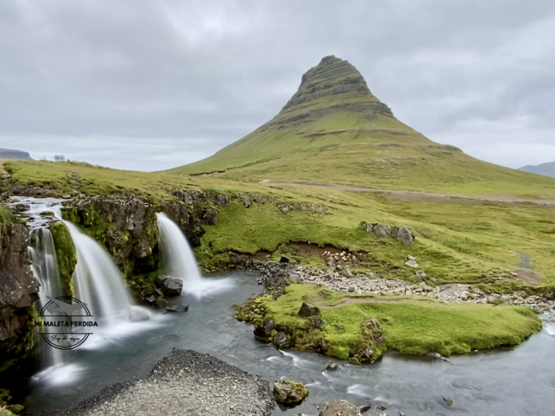 Kirkjufellsfoss y cascada de Kirkjufellsfoss, Islandia.