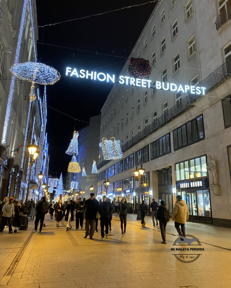 Fashion Street Budapest decorado en Navidad.