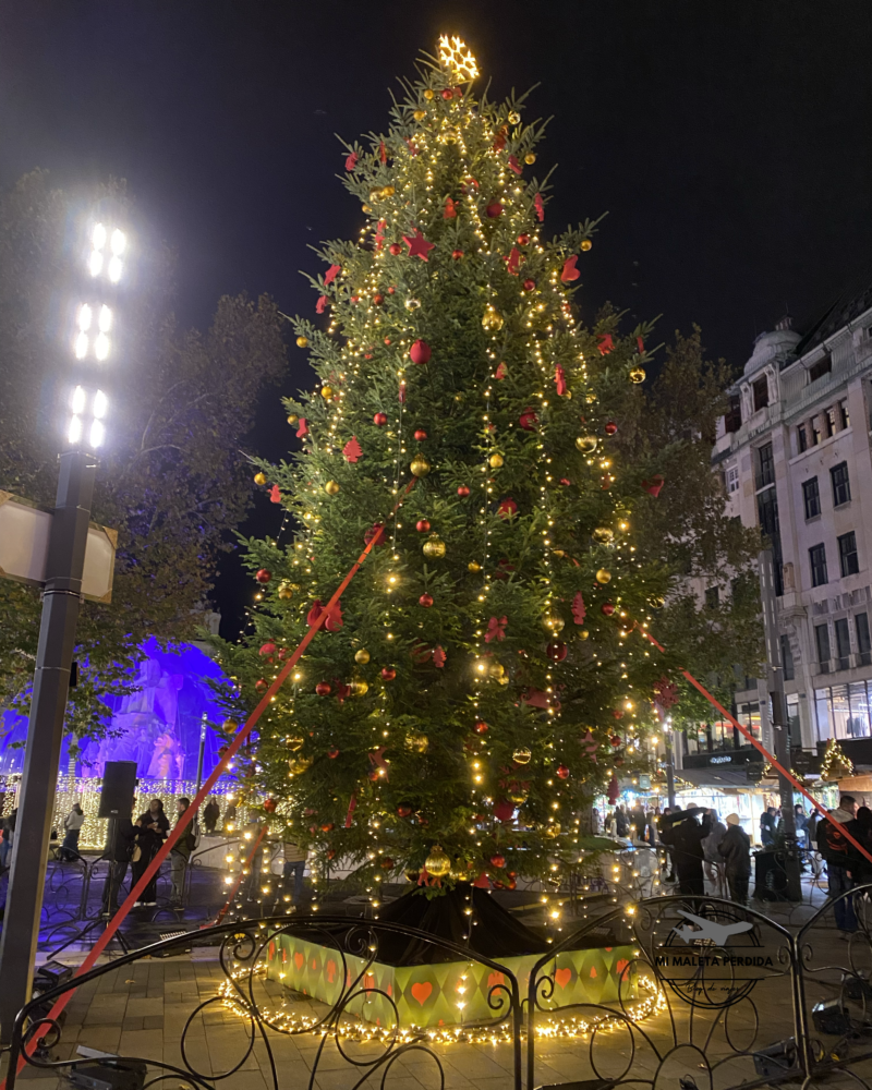 Árbol de Navidad en Vörösmarty Tér. Budapest.