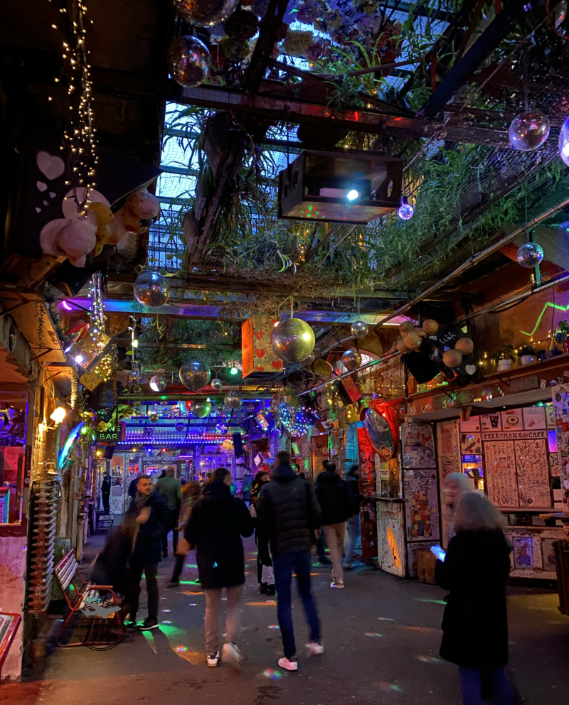Interior de Szimpla Kert, Budapest.