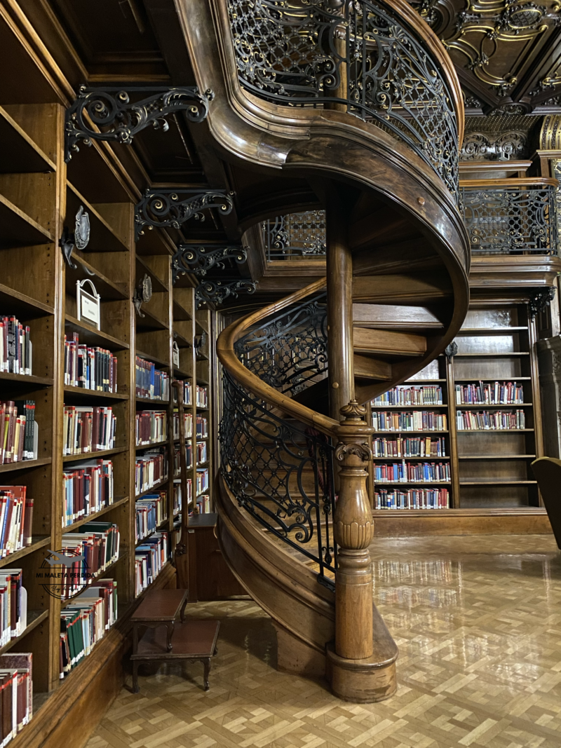 Escalera de madera de la Biblioteca Ervin Szabó de Budapest.
