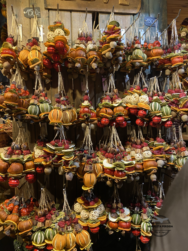 Adornos de Navidad en un mercado de Budapest.
