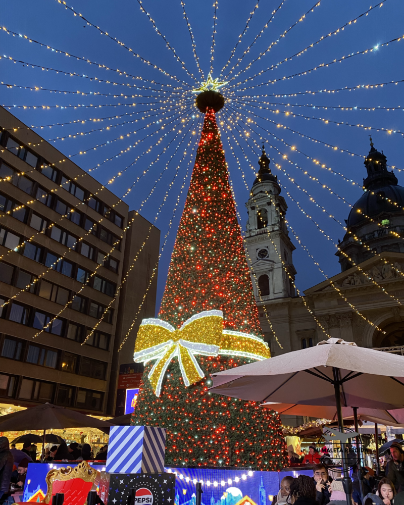 Árbol de Navidad en el mercado de San Esteban. Budapest.