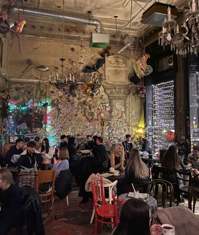 Interior del bar Csendes, Budapest.